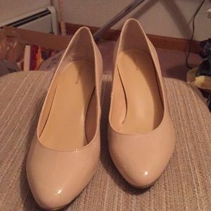 LIZ CLAIBORNE cream color heels. Size 71/2 M
